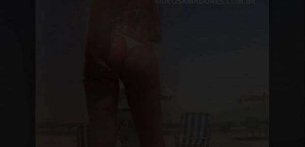  Em praia movimentada, loira gostosa se exibe de biquini para o namorado filmar